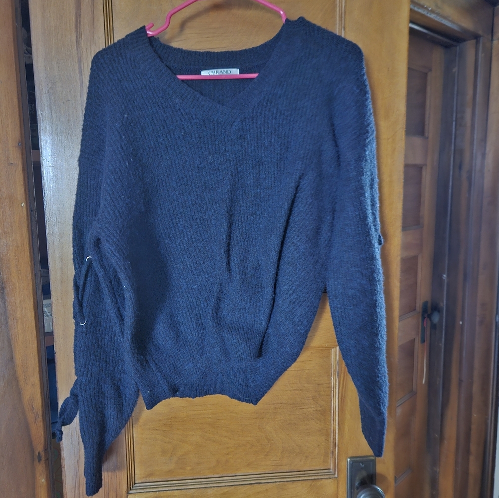 Sweater featuring ties on the sleeves